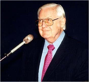 Robert Wise addresses the audience before the film